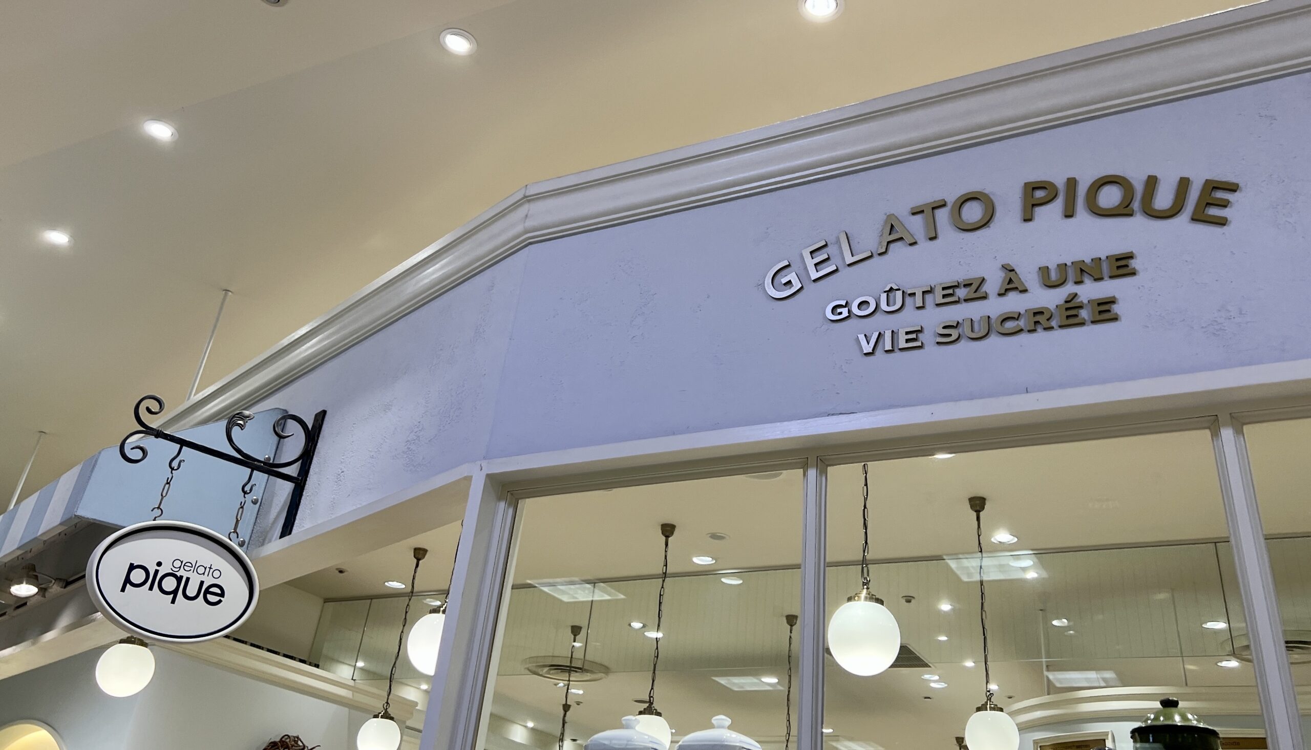 gelato pique（ジェラートピケ）のロゴ看板の画像